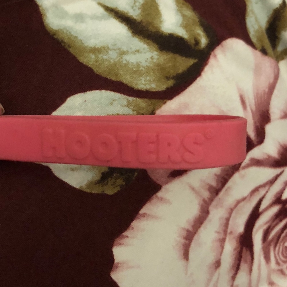 🌸🌸HOOTERS BREAST CANCER BRACELET🎀